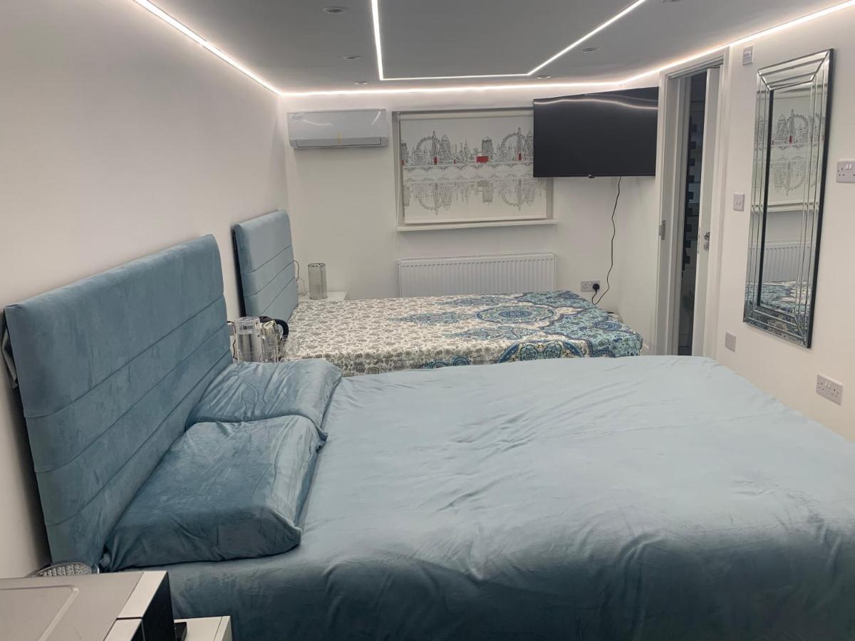 Air Conditioned Modern Double Bed Room With Private Attached Bathroom - Free Parking - Near London Heathrow Airport & Southall Broadway Extérieur photo