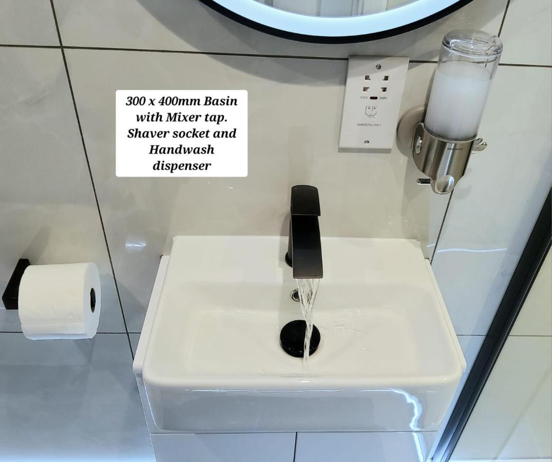 Air Conditioned Modern Double Bed Room With Private Attached Bathroom - Free Parking - Near London Heathrow Airport & Southall Broadway Extérieur photo