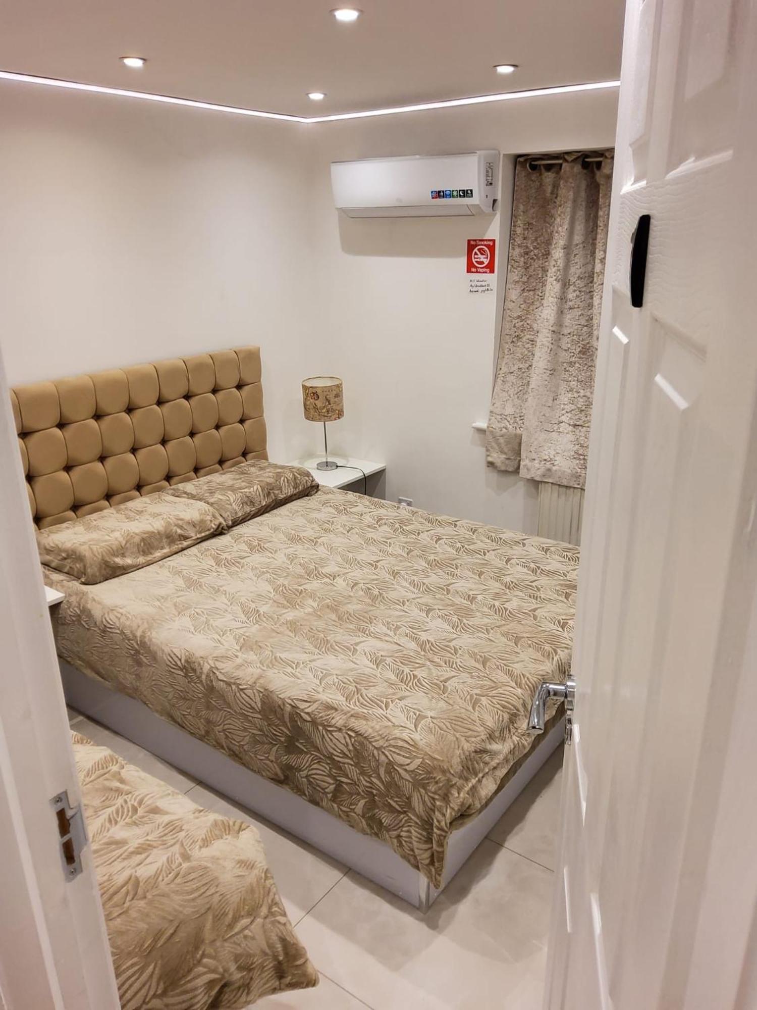 Air Conditioned Modern Double Bed Room With Private Attached Bathroom - Free Parking - Near London Heathrow Airport & Southall Broadway Extérieur photo
