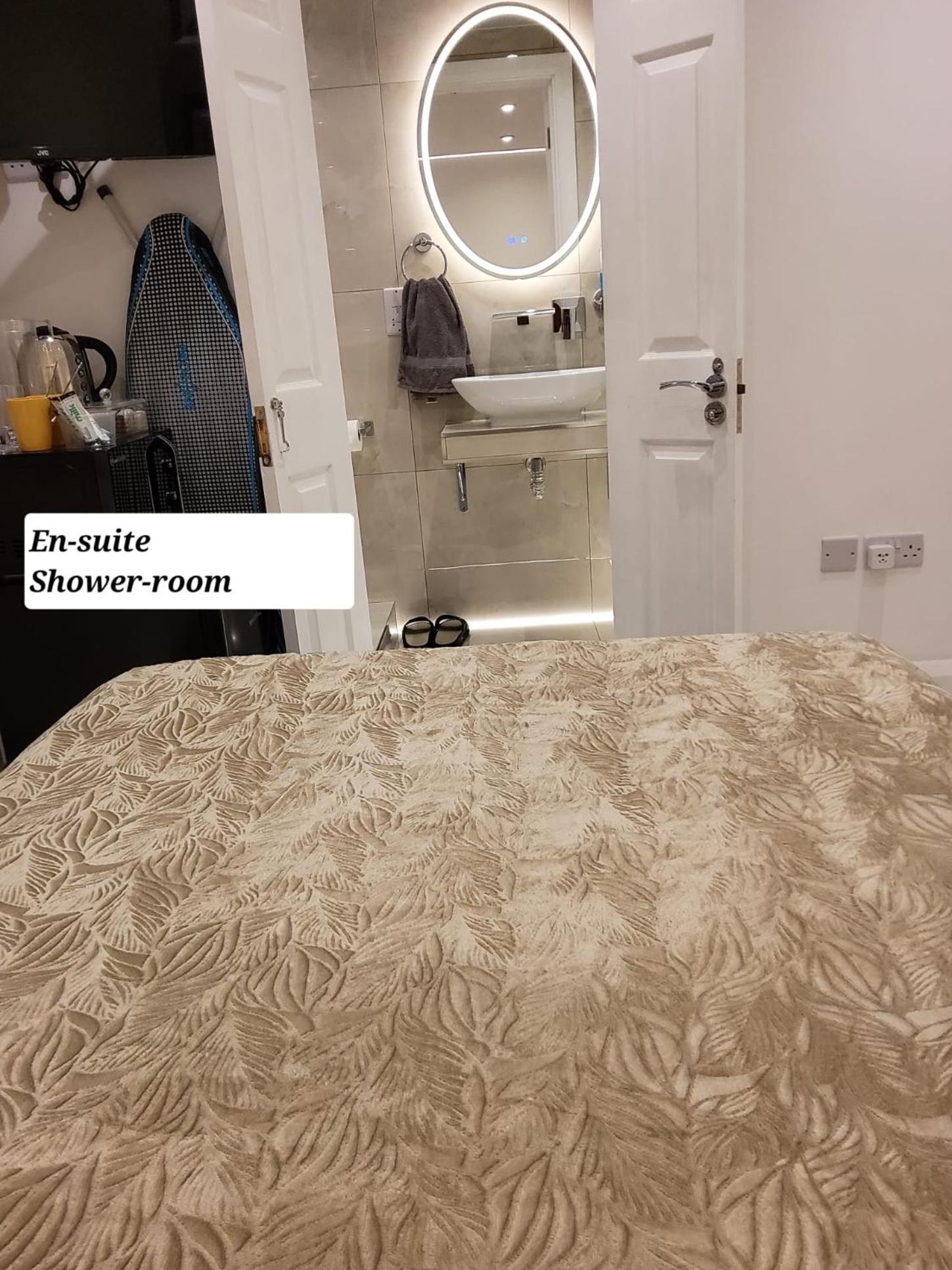 Air Conditioned Modern Double Bed Room With Private Attached Bathroom - Free Parking - Near London Heathrow Airport & Southall Broadway Extérieur photo